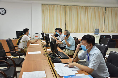 高考生在咨询室里了解录取政策.jpg